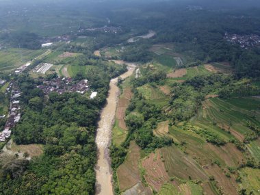 Temanggung Regency, Central Java, Endonezya 'daki tarım tarlalarının ve yerleşim alanlarının hava görüntüsü