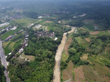 Temanggung Regency, Central Java, Endonezya 'daki tarım tarlalarının ve yerleşim alanlarının hava görüntüsü