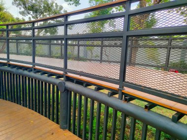 Modern klasik estetik ahşap köprü mimarisinin güzelliği, ormanı uzun ve gür ağaçlarla çevreler.