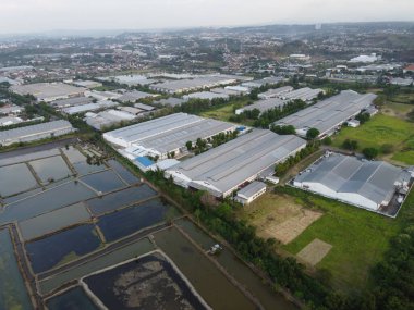 Endonezya devleti tarafından yönetilen bir sanayi bölgesinin hava manzarasının ihtişamı
