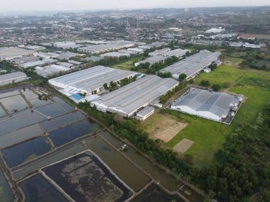 Endonezya devleti tarafından yönetilen bir sanayi bölgesinin hava manzarasının ihtişamı