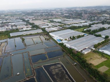 Endonezya devleti tarafından yönetilen bir sanayi bölgesinin hava manzarasının ihtişamı