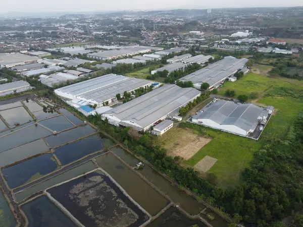 Endonezya devleti tarafından yönetilen bir sanayi bölgesinin hava manzarasının ihtişamı