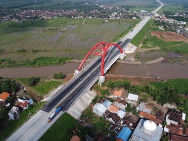 Kali kali kuto kali kutho, TRANS JAVA Toll Road 'un simgesi haline gelen kırmızı bir köprüdür.