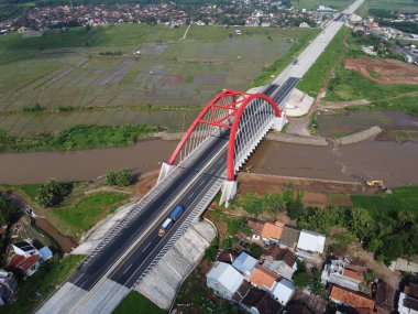 Kali kali kuto kali kutho, TRANS JAVA Toll Road 'un simgesi haline gelen kırmızı bir köprüdür.