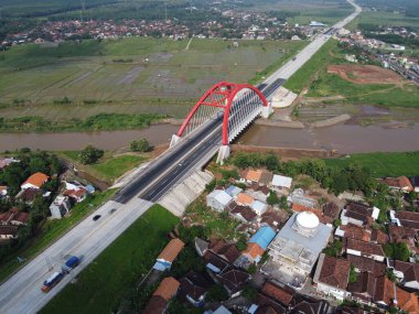 Kali kali kuto kali kutho, TRANS JAVA Toll Road 'un simgesi haline gelen kırmızı bir köprüdür.