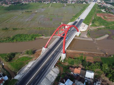 Kali kali kuto kali kutho, TRANS JAVA Toll Road 'un simgesi haline gelen kırmızı bir köprüdür.