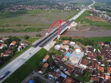 Kali kali kuto kali kutho, TRANS JAVA Toll Road 'un simgesi haline gelen kırmızı bir köprüdür.
