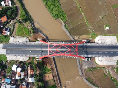 Kali kali kuto kali kutho, TRANS JAVA Toll Road 'un simgesi haline gelen kırmızı bir köprüdür.