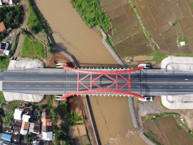 Kali kali kuto kali kutho, TRANS JAVA Toll Road 'un simgesi haline gelen kırmızı bir köprüdür.