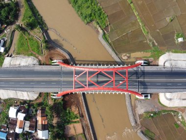 Kali kali kuto kali kutho, TRANS JAVA Toll Road 'un simgesi haline gelen kırmızı bir köprüdür.