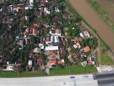 Kali kali kuto kali kutho, TRANS JAVA Toll Road 'un simgesi haline gelen kırmızı bir köprüdür.