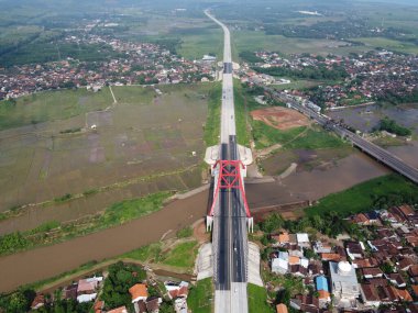 Kali kali kuto kali kutho, TRANS JAVA Toll Road 'un simgesi haline gelen kırmızı bir köprüdür.