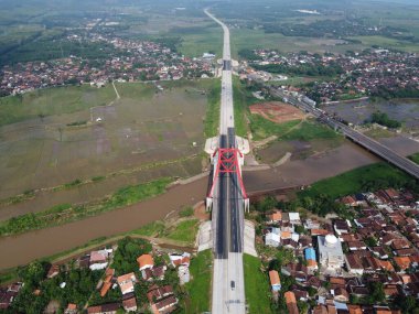 Kali kali kuto kali kutho, TRANS JAVA Toll Road 'un simgesi haline gelen kırmızı bir köprüdür.