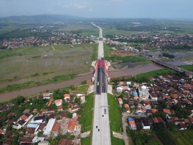 Kali kali kuto kali kutho, TRANS JAVA Toll Road 'un simgesi haline gelen kırmızı bir köprüdür.