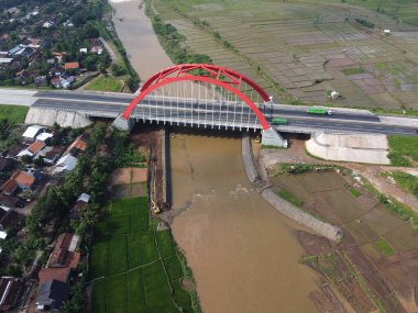 Kali kali kuto kali kutho, TRANS JAVA Toll Road 'un simgesi haline gelen kırmızı bir köprüdür.