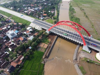 Kali kali kuto kali kutho, TRANS JAVA Toll Road 'un simgesi haline gelen kırmızı bir köprüdür.