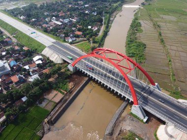 Kali kali kuto kali kutho, TRANS JAVA Toll Road 'un simgesi haline gelen kırmızı bir köprüdür.