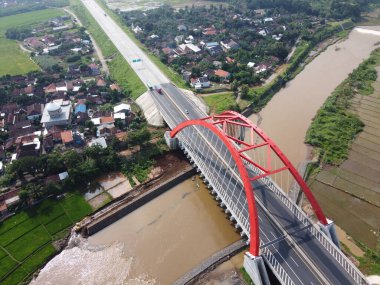 Kali kali kuto kali kutho, TRANS JAVA Toll Road 'un simgesi haline gelen kırmızı bir köprüdür.