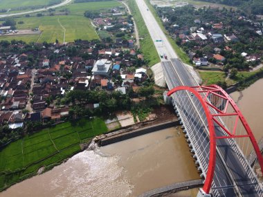 Kali kali kuto kali kutho, TRANS JAVA Toll Road 'un simgesi haline gelen kırmızı bir köprüdür.