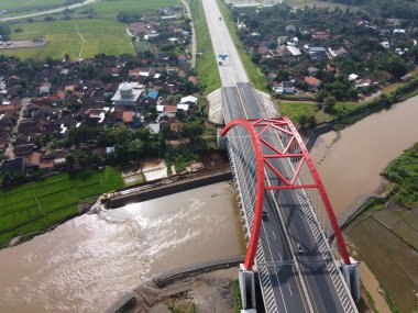 Kali kali kuto kali kutho, TRANS JAVA Toll Road 'un simgesi haline gelen kırmızı bir köprüdür.
