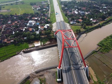 Kali kali kuto kali kutho, TRANS JAVA Toll Road 'un simgesi haline gelen kırmızı bir köprüdür.