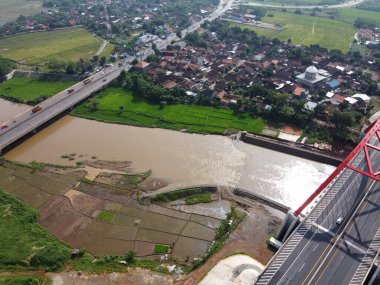 Kali kali kuto kali kutho, TRANS JAVA Toll Road 'un simgesi haline gelen kırmızı bir köprüdür.
