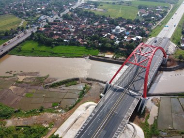 Kali kali kuto kali kutho, TRANS JAVA Toll Road 'un simgesi haline gelen kırmızı bir köprüdür.