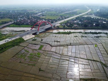 Kali kali kuto kali kutho, TRANS JAVA Toll Road 'un simgesi haline gelen kırmızı bir köprüdür.