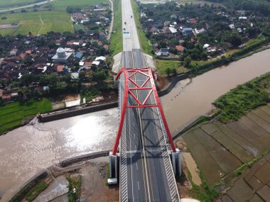 Kali kali kuto kali kutho, TRANS JAVA Toll Road 'un simgesi haline gelen kırmızı bir köprüdür.