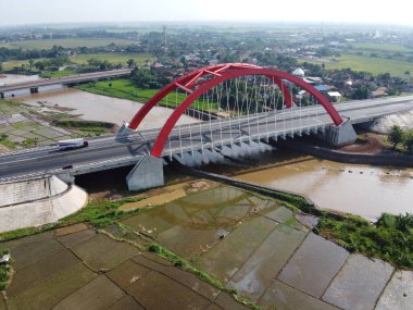 Kali kali kuto kali kutho, TRANS JAVA Toll Road 'un simgesi haline gelen kırmızı bir köprüdür.