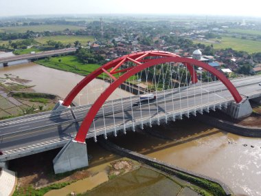 Kali kali kuto kali kutho, TRANS JAVA Toll Road 'un simgesi haline gelen kırmızı bir köprüdür.