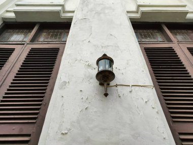 Hollanda sömürge dönemi binaları uzun kapı ve pencere tasarımlarına sahiptir ve kaliteli ahşaptan yapılmıştır..