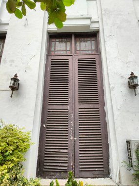 Hollanda sömürge dönemi binaları uzun kapı ve pencere tasarımlarına sahiptir ve kaliteli ahşaptan yapılmıştır..