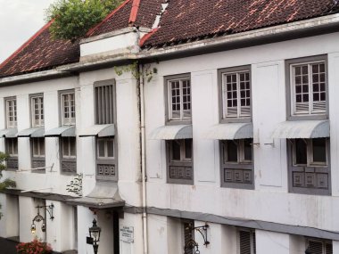 Hollanda sömürge dönemi binaları uzun kapı ve pencere tasarımlarına sahiptir ve kaliteli ahşaptan yapılmıştır..