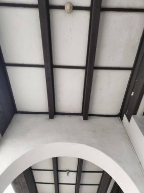 Hollanda sömürge dönemi binaları uzun kapı ve pencere tasarımlarına sahiptir ve kaliteli ahşaptan yapılmıştır..