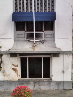 Hollanda sömürge dönemi binaları uzun kapı ve pencere tasarımlarına sahiptir ve kaliteli ahşaptan yapılmıştır..