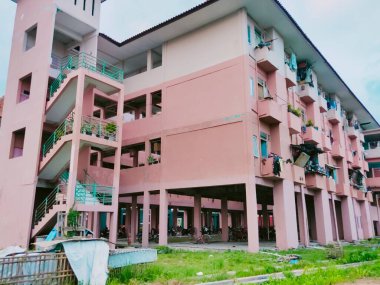 Rusunawa Kaligawe, Semarang halkı için bir apartman dairesi, doğu kanalı sel baskınının nehir kıyısında yer almaktadır.