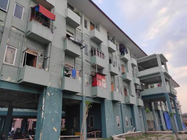 Rusunawa Kaligawe, Semarang halkı için bir apartman dairesi, doğu kanalı sel baskınının nehir kıyısında yer almaktadır.