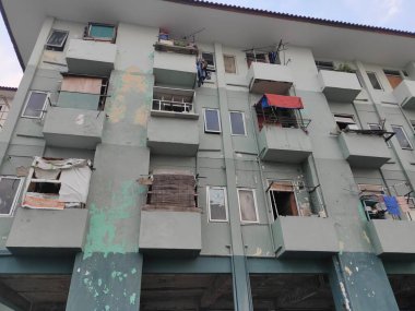 Rusunawa Kaligawe, Semarang halkı için bir apartman dairesi, doğu kanalı sel baskınının nehir kıyısında yer almaktadır.