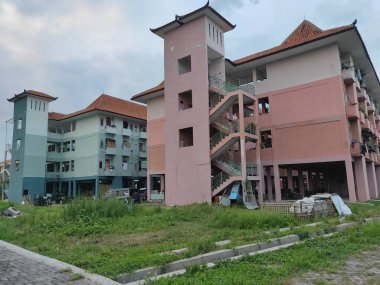 Rusunawa Kaligawe, Semarang halkı için bir apartman dairesi, doğu kanalı sel baskınının nehir kıyısında yer almaktadır.