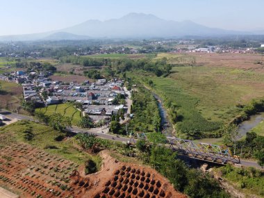 Semarang şehrinde patlak veren 19 salgından dolayı ölen cesetler için halk mezarlığı kompleksinin hava manzarası.