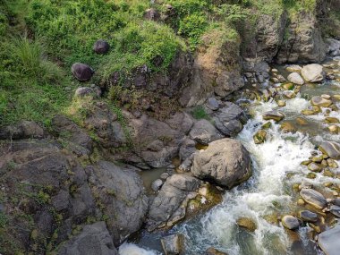 Nehirde bulunan ve rafting yapan beyaz su gözlemcileri için bir meydan okuma olan AESETİK ARCHITECTURE NATURAL kayalara durdurucu ve yastıklar denir..