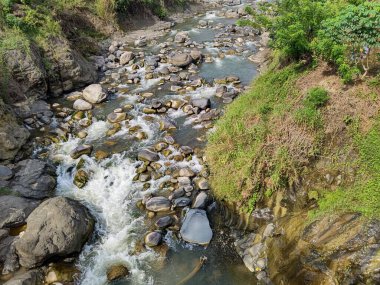 Nehirde bulunan ve rafting yapan beyaz su gözlemcileri için bir meydan okuma olan AESETİK ARCHITECTURE NATURAL kayalara durdurucu ve yastıklar denir..