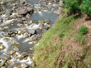 Nehirde bulunan ve rafting yapan beyaz su gözlemcileri için bir meydan okuma olan AESETİK ARCHITECTURE NATURAL kayalara durdurucu ve yastıklar denir..