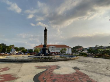 Tugu Muda, Semarang 'daki beş günlük savaşta ölen kahramanların anısına dikilmiş bir anıttır..