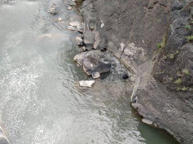 Nehirde bulunan ve rafting yapan beyaz su gözlemcileri için bir meydan okuma olan AESETİK ARCHITECTURE NATURAL kayalara durdurucu ve yastıklar denir..