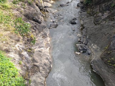 Nehirde bulunan ve rafting yapan beyaz su gözlemcileri için bir meydan okuma olan AESETİK ARCHITECTURE NATURAL kayalara durdurucu ve yastıklar denir..