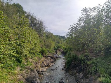 Nehirde bulunan ve rafting yapan beyaz su gözlemcileri için bir meydan okuma olan AESETİK ARCHITECTURE NATURAL kayalara durdurucu ve yastıklar denir..