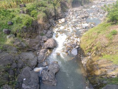 Nehirde bulunan ve rafting yapan beyaz su gözlemcileri için bir meydan okuma olan AESETİK ARCHITECTURE NATURAL kayalara durdurucu ve yastıklar denir..